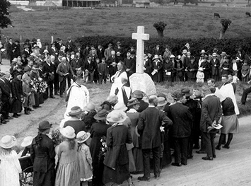 A photo possibly of the inauguration of the Ogbourne ST Andrew War Memorial in 1922