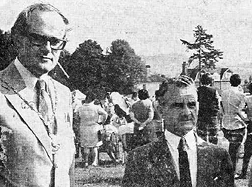 Sir Gordon Richards with the author, David Chandler (then Mayor) at the Marlborough Horse Show and Gymkhana on The Common in 1970. Photo credit David Chandler